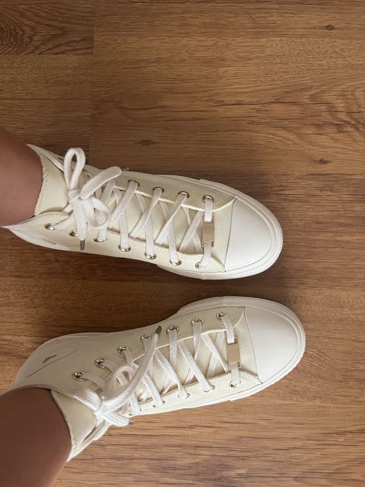 Обувки Converse;