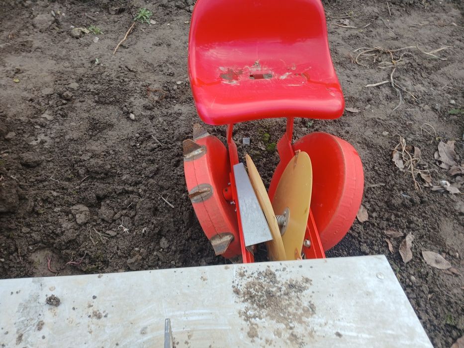 Vând plantator rasaduri în stare foarte buna ,Garoafa vn