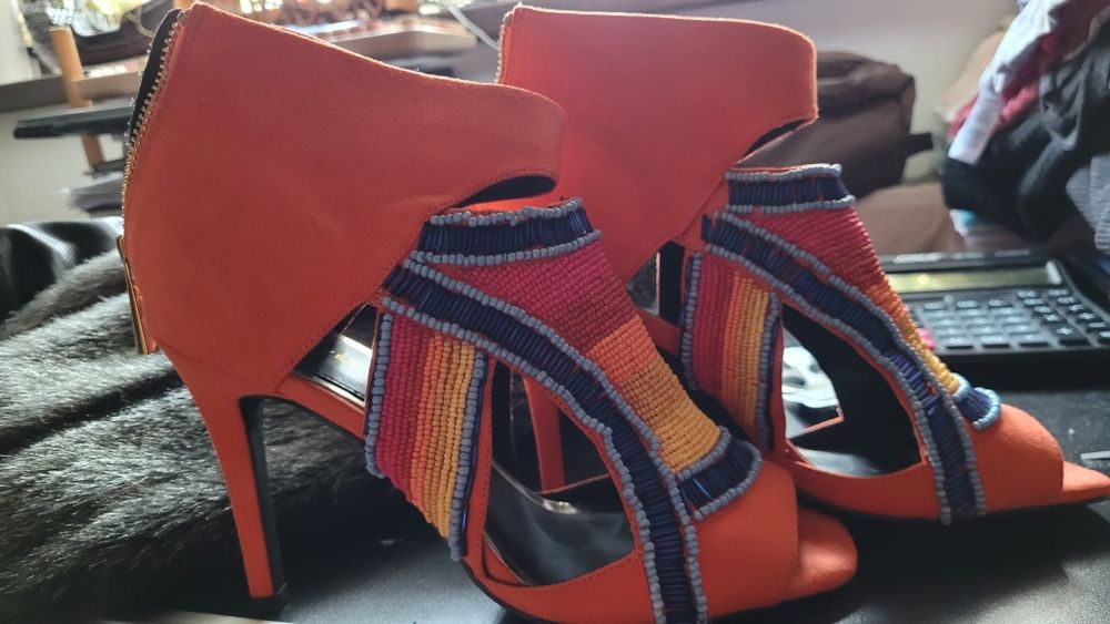 Sandale portocalii cu mărgele colorate – design deosebit, mărimea 38,5