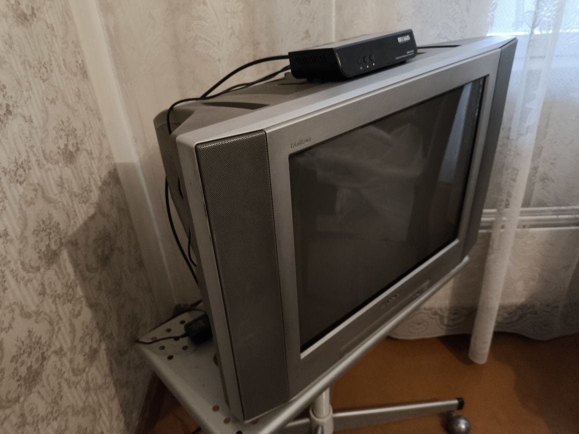 Телевизор Sony вместе с подставкой