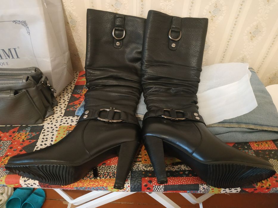 Продаю женские.сапоги коричневого цвета.