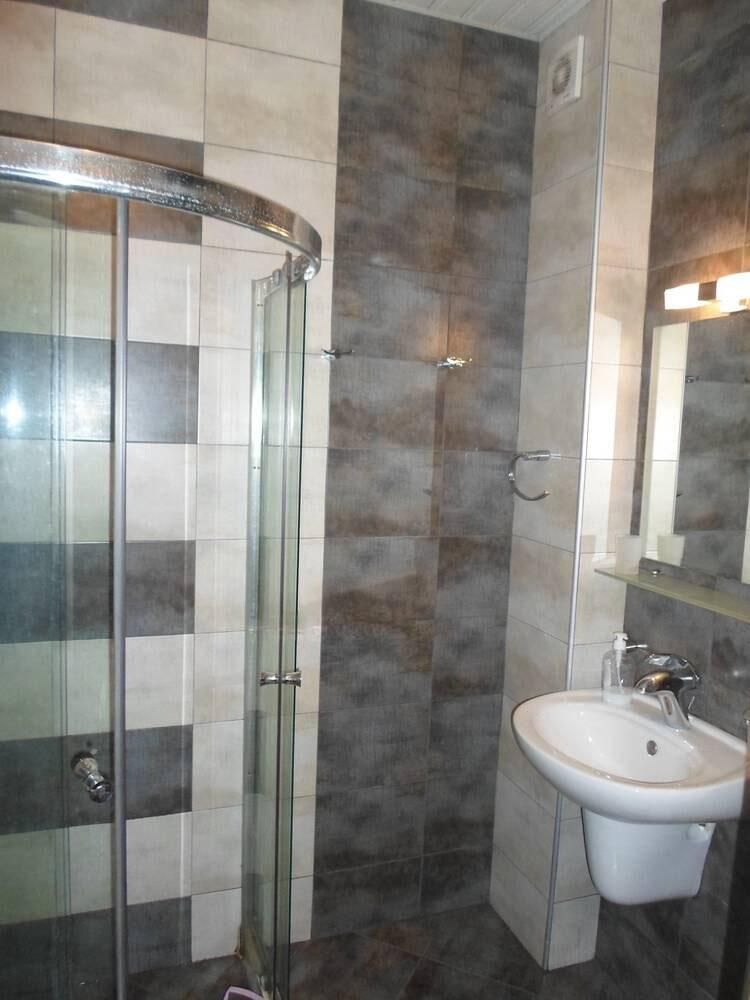 Дава се под наем Тристаен апартамент в Бургас, Лазур - 70 кв.м за 459 € - Снимка #3