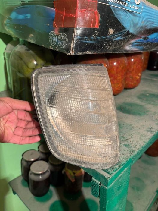 Поворотник правый Мерседес 124