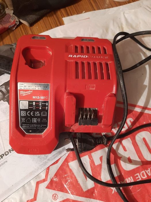 Milwaukee încărcat rapid.