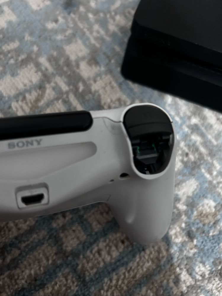 ПРОДАЕТСЯ приставка PS4 SLIM 1TB вместе с играми