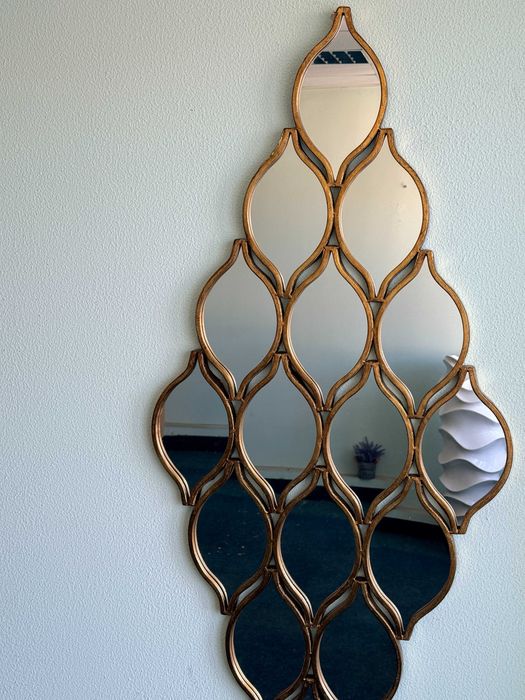 Oglinda decorativa suspendata pe perete