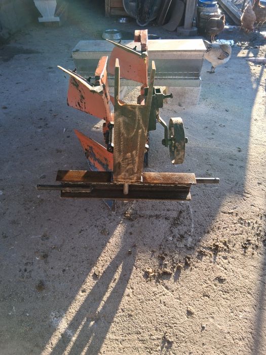 Vând plug reversibil italian