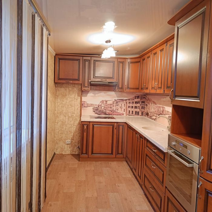 Продам 3х кв.рн нов планировки с большой кухней 80 м.кв Пирамида