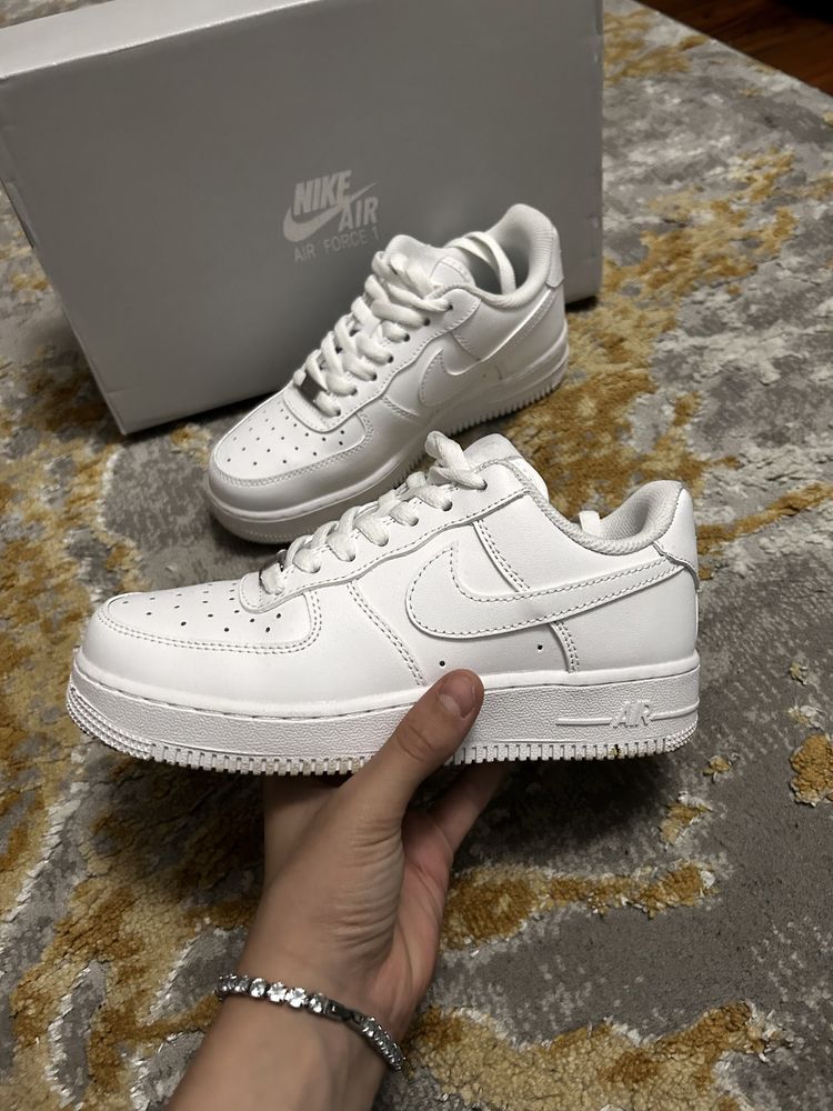 Nike air force 1 low triple white