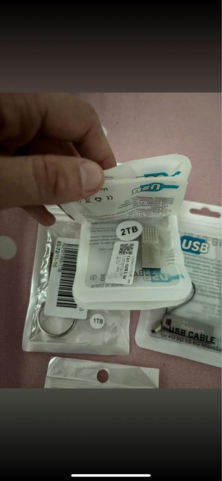 Vând stickuri de memorie USB – capacități mari, prețuri avantajoase