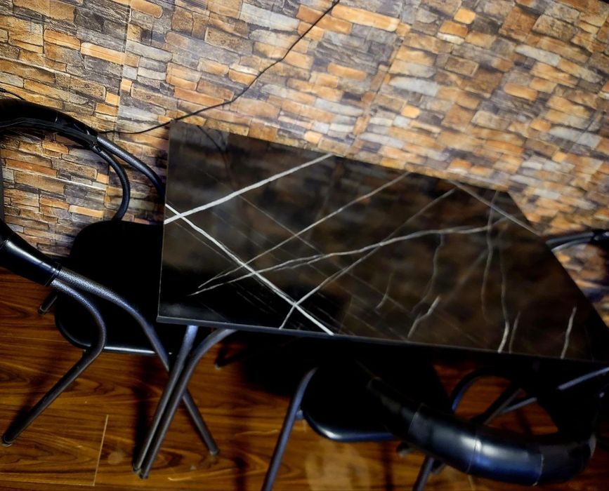 В новом состояние качественный комплект 1 стол 4 стула читайте ниже