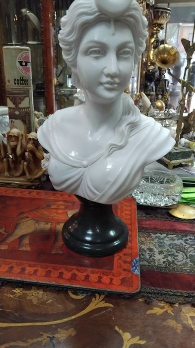 Мраморни бюстове!