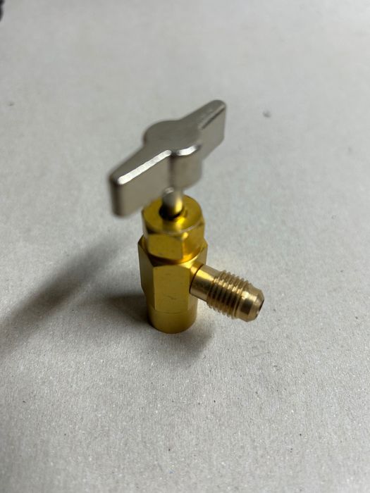 Robinete de agent frigorific de diferite tipuri.