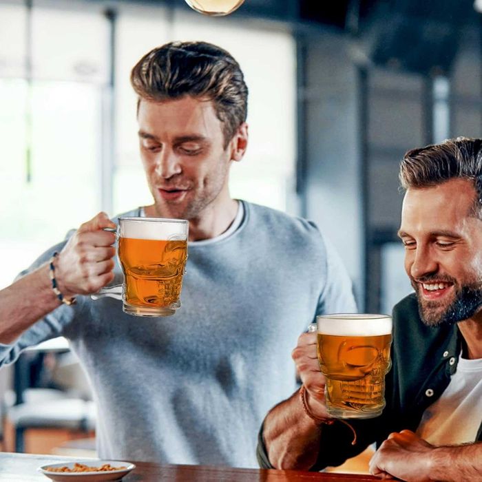 Pahar cu maner in forma de craniu 500 ml Halba din sticla pentru bere