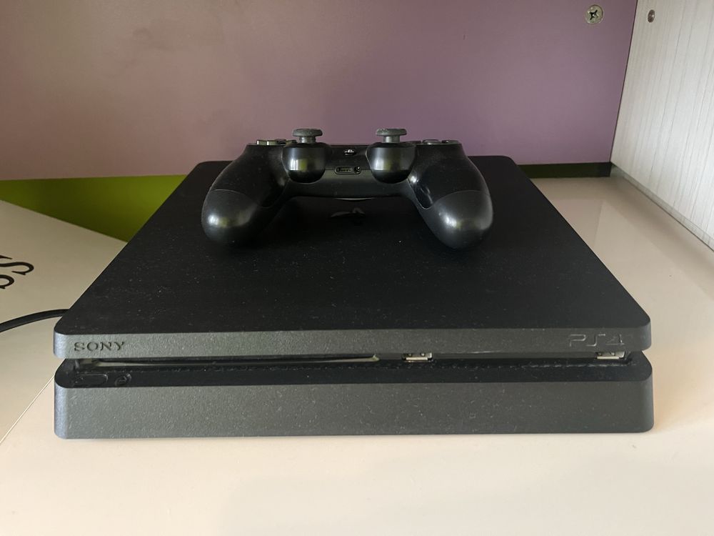 Playstation 4slim с джойстик и 2 игри