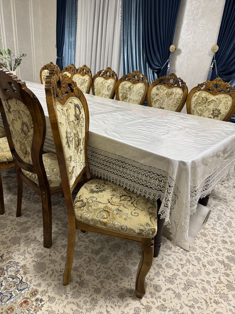 Стол и стулья для гостиной