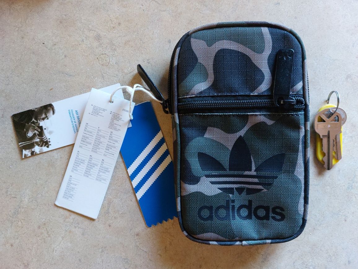 Продавам чантичка Adidas Festival B Camo