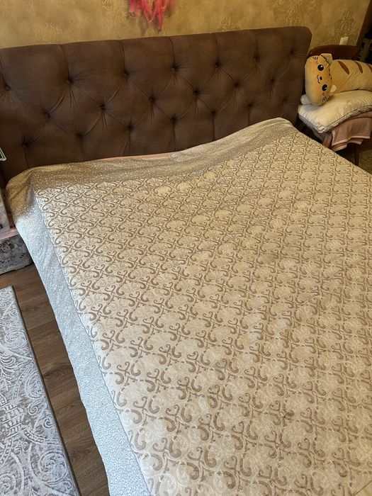 Продам двуспальную кровать с матрасом