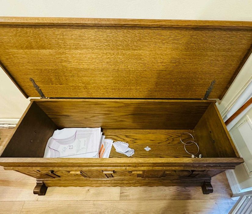 Cufăr din lemn masiv sculptat – o poveste din alte timpuri