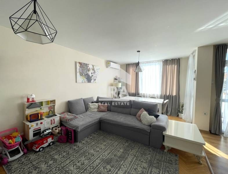 Тристаен обзаведен апартамент, център