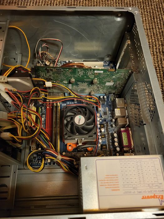 Компютър, клавиатура и мишка за 75 лв.+ подарък стол