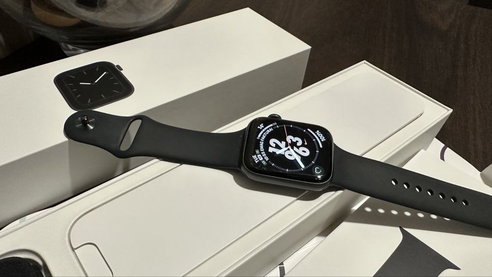 Продавам неразличим от нов Apple Watch 5