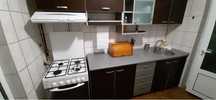 Inchiriez camera intr-un apartament cu 3 camere