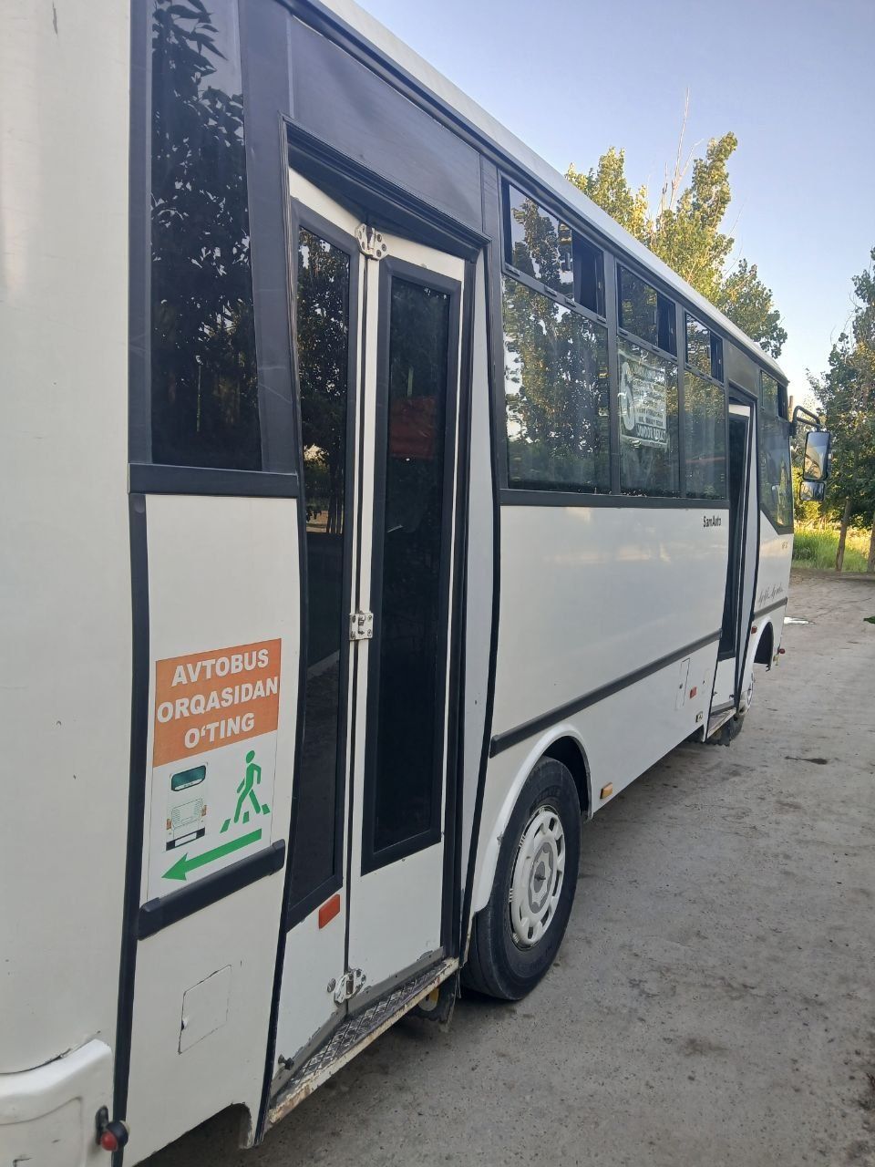 Avtobus Isuzu NP 21