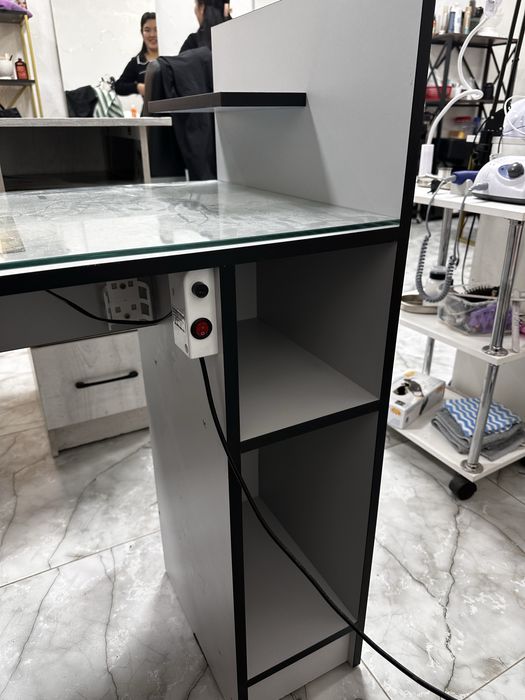 Маникюрный стол