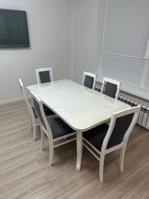 Стол со стулями