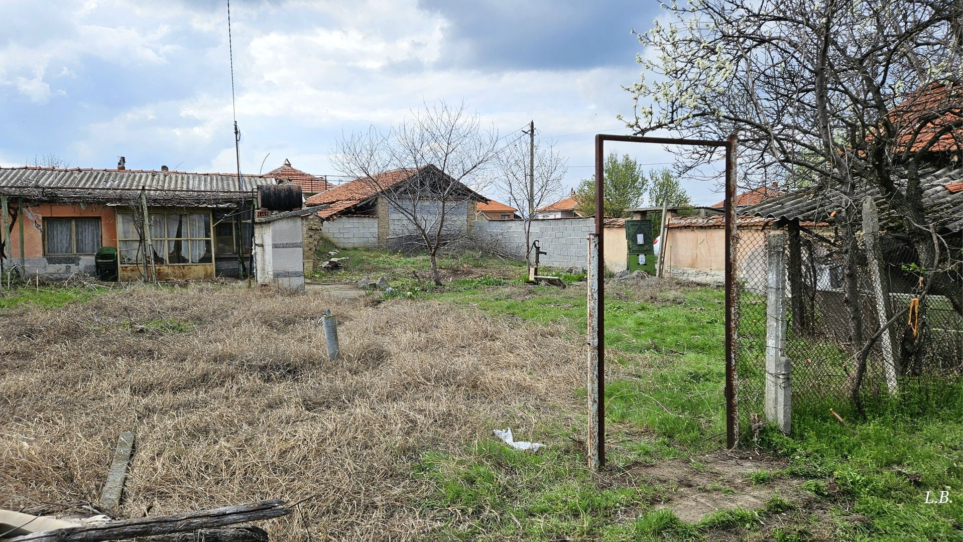 Дворно място в регулация, с разрешително за строеж, ток и вода