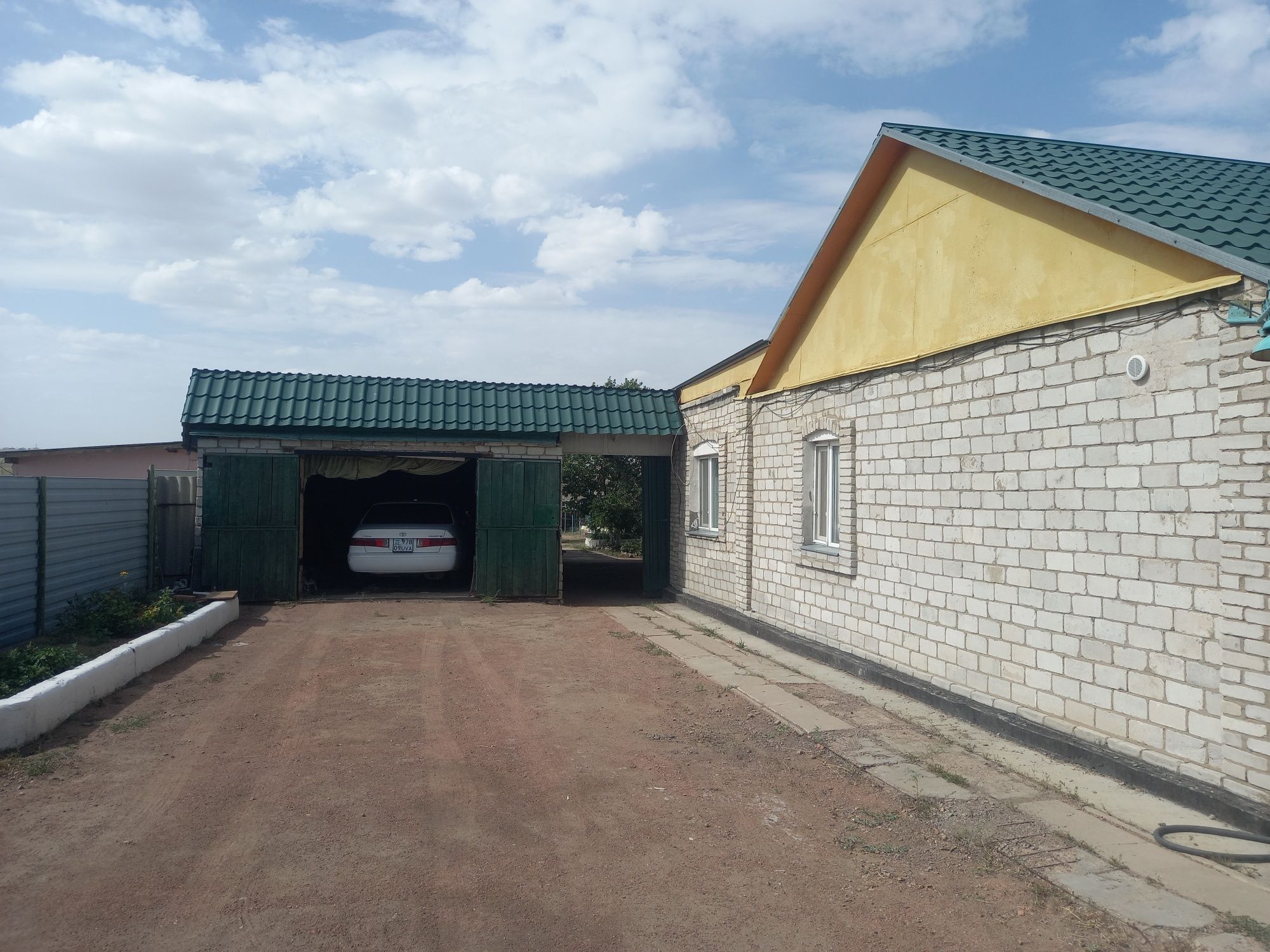 Срочно продаётся или меняется  4комнатный дом на 2 комнатную в городе