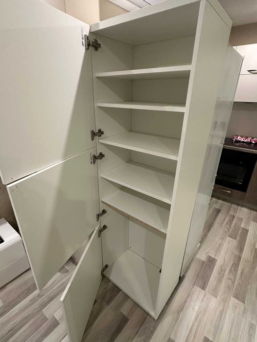 Здрав шкаф с рафтове