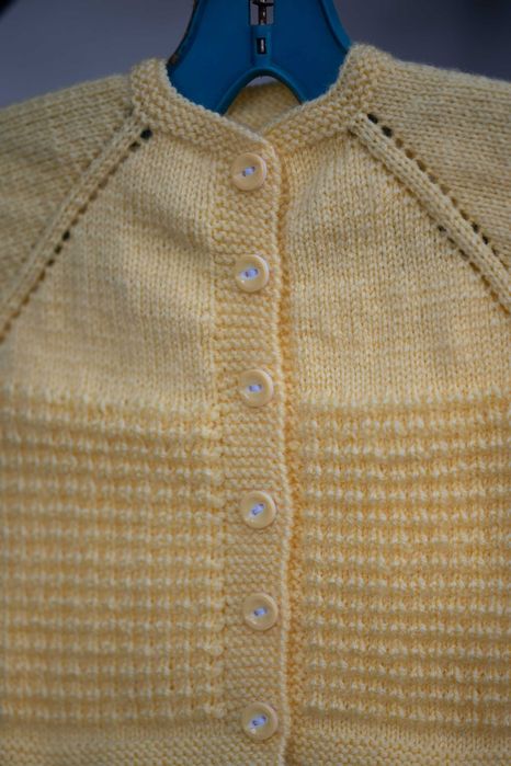 Ръчно плетени детски дрешки.