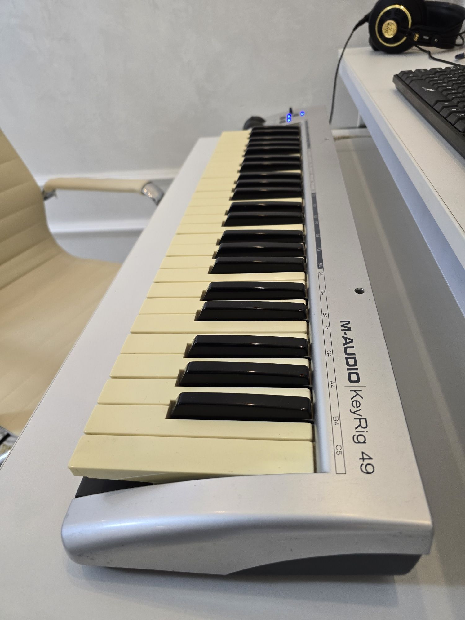 Midi klavish m-audio 49 sotiladi hamma joyi ishlaydi 120$