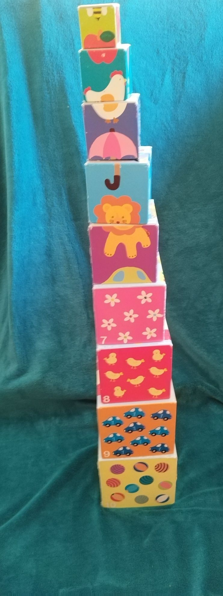 Vând jucărie de îmbinat turn din 8 cuburi din cartonpentru copii