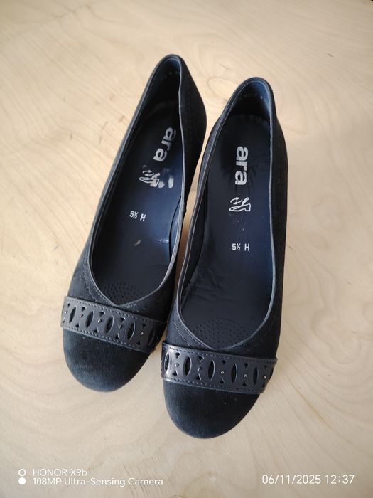 Замшевые туфли на каблуках.