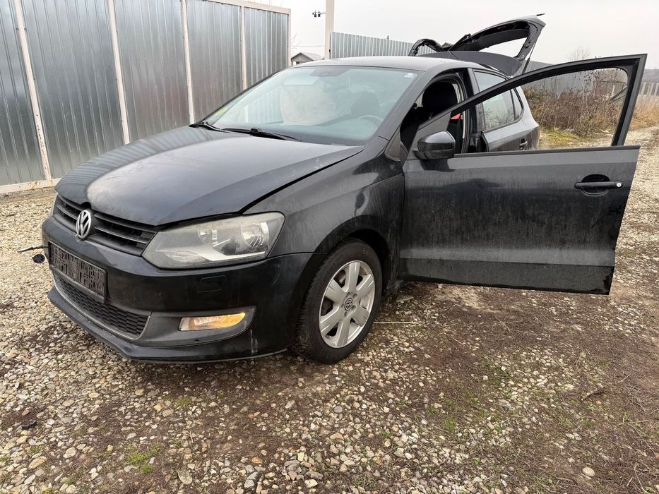 Dezmembrări VW polo 6R 2011 16TDI CAYC cutie KFK 5 trepte volan pe stanga 220 mi km piese accesorii avariată spate , dezmembrez culoare negru