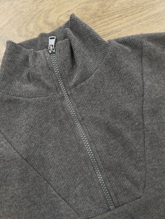 серый полузамок в