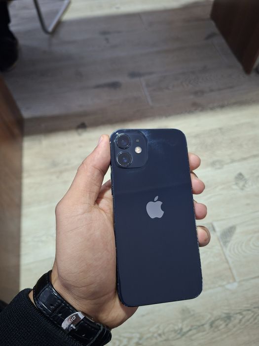 iPhone 12 mini srochna sotiladi. Face ID yangilanishdan keyin uchgan.