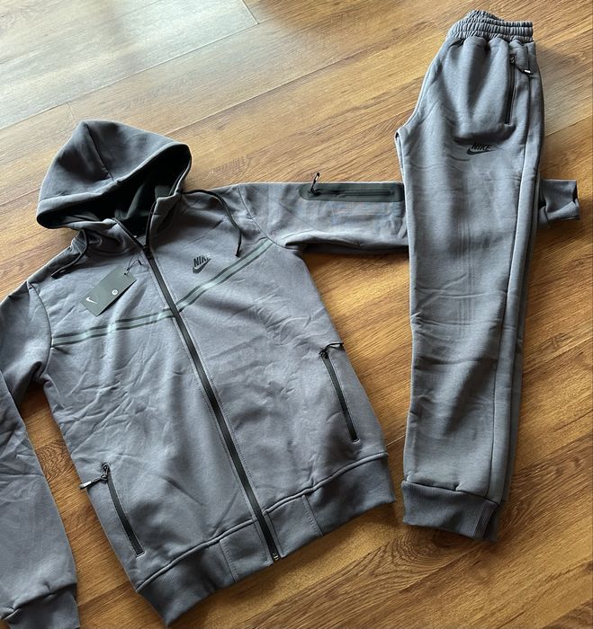 Мъжки,ватиран,тъмно сив екип Nike
