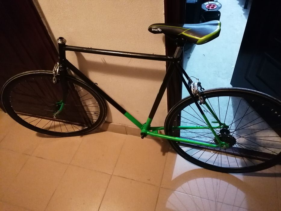 Bicicleta cursiera în restaurare, cu multe piese///ofer transport