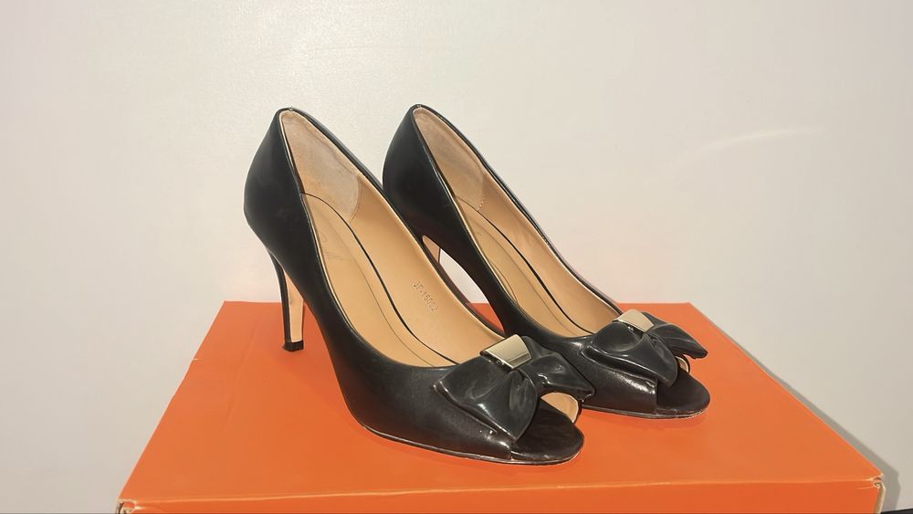 Черни кожени обувки с ток