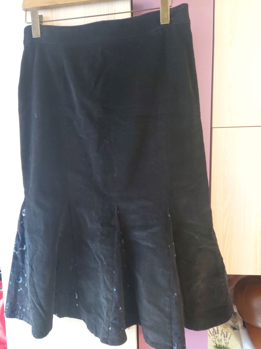 Дамски поли от промазан черен плат и джинсова.