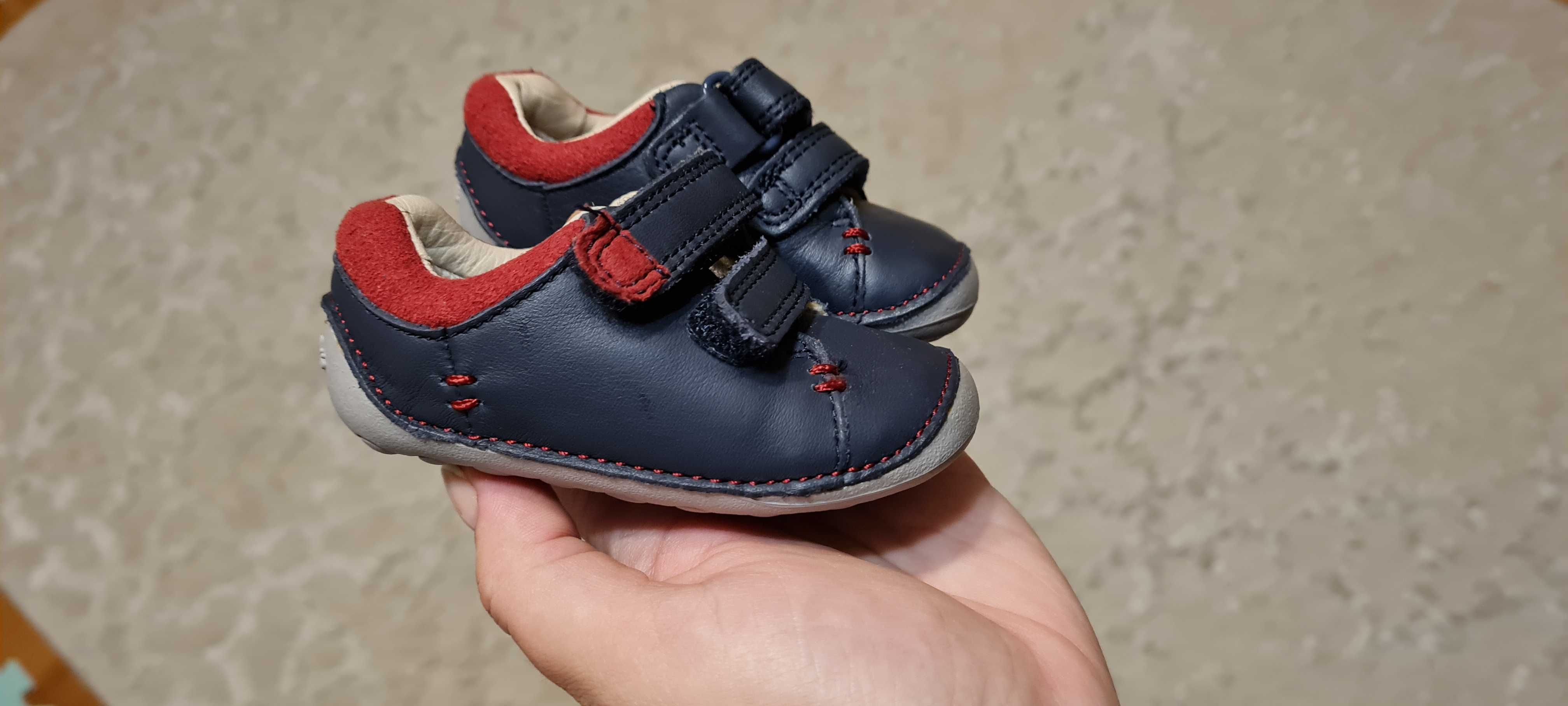 Ghetute bebe Clarks marimea 18