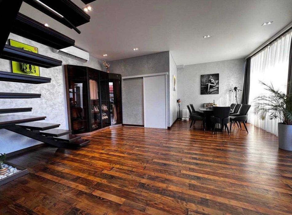 В Хай Тех стиле 
Мирабад район 
Транспортный институт