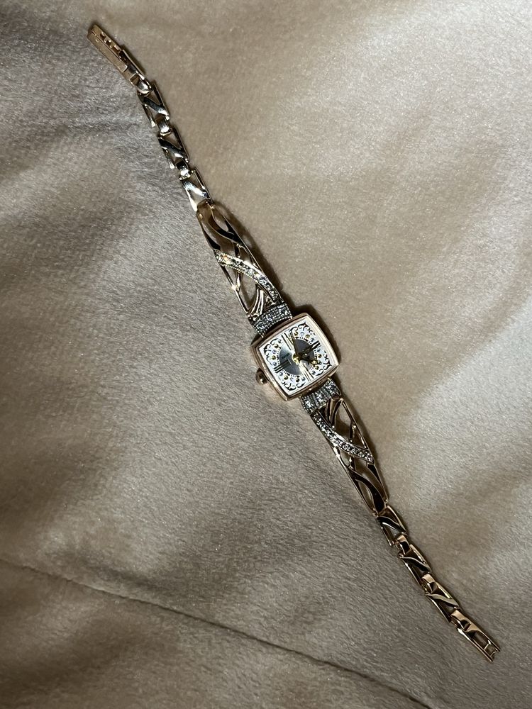 Золотые часы «ЯШМА» с бриллиантом