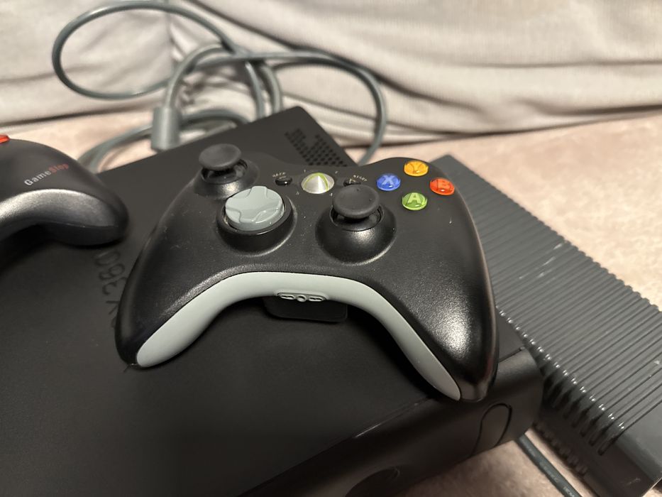 Vand Xbox 360 + 2 joystick + 2 jocuri