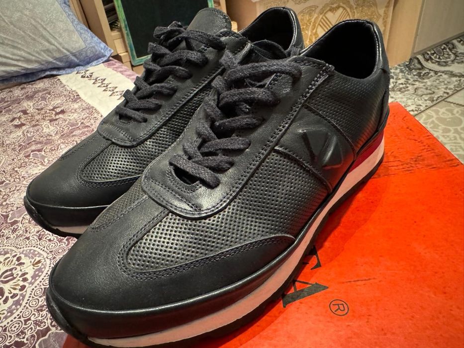 Продам новые кожаные летние кроссовки.