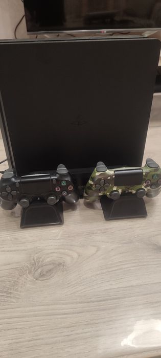 Продаю PS4 в хорошем состоянии